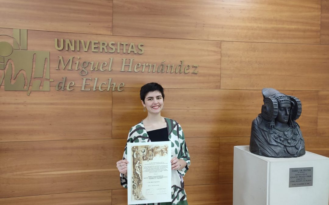 La alumna Marta Puig recoge el Premio Extraordinario del Máster en Cooperación al Desarrollo UMH.